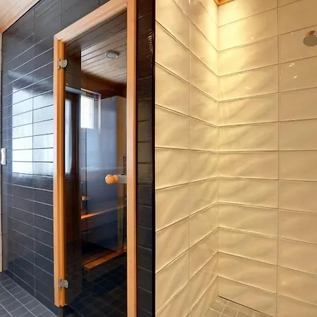 Villa Tahkon Riihiranta - 4 Bedroom By The - Tasokas Tilava Rantamoekki *